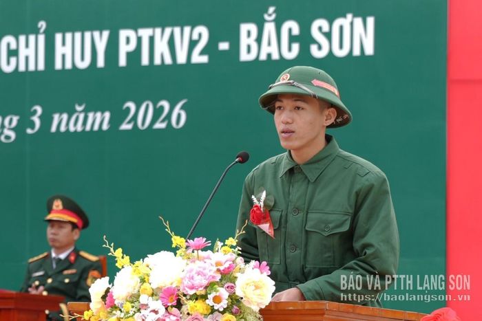 Đại diện tân binh phát biểu quyết tâm tại buổi lễ