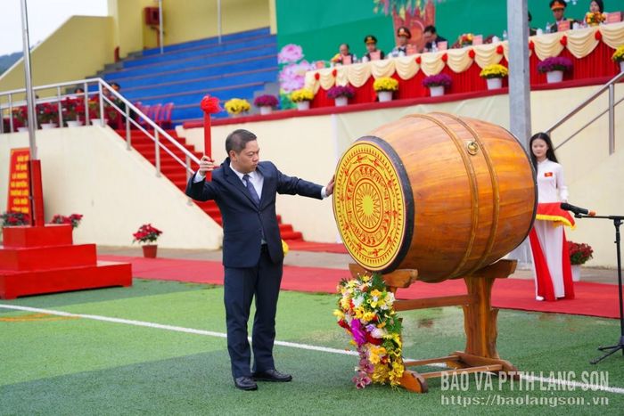 Đồng chí Phó Chủ tịch UBND tỉnh đánh trống mở hội giao quân