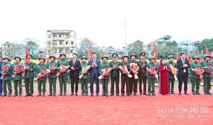 Các đại biểu tặng hoa chúc mừng tân binh lên đường nhập ngũ