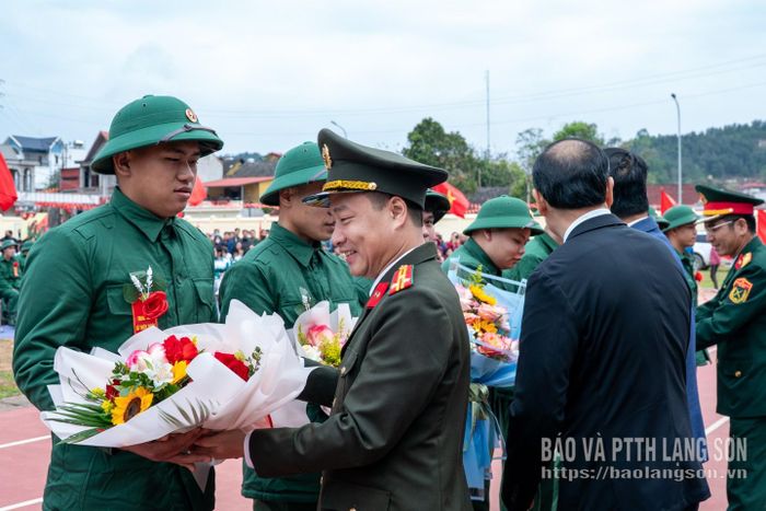 Đồng chí Vũ Thanh Tùng , Ủy viên Ban Thường vụ Tỉnh ủy, Giám đốc Công an tỉnh, Phó Chủ tịch Hội đồng Nghĩa vụ quân sự tỉnh tặng hoa động viên các tân binh