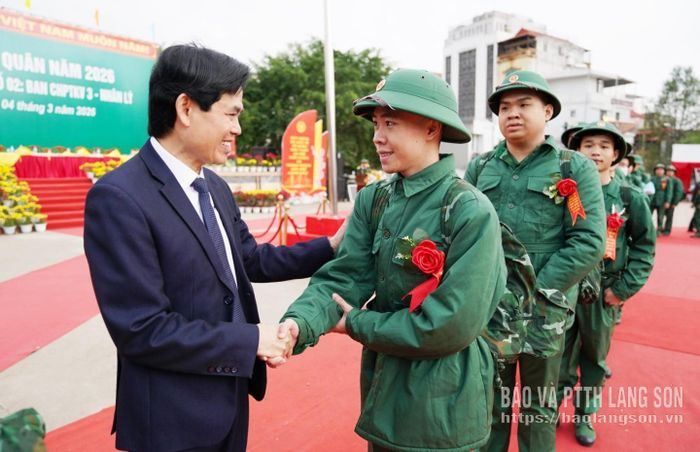 Đồng chí Hoàng Quốc Khánh, Ủy viên Trung ương Đảng, Bí thư Tỉnh ủy động viên các tân binh lên đường nhập ngũ