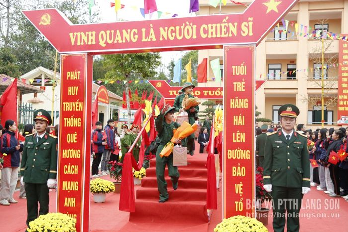 Tân binh tại điểm giao nhận quân số 2 phấn khởi lên đường nhập ngũ