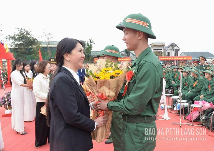 Đồng chí Đoàn Thu Hà, Phó Bí thư Tỉnh ủy, Chủ tịch Ủy ban MTTQ Việt Nam tỉnh tặng hoa, động viên tân binh lên đường nhập ngũ