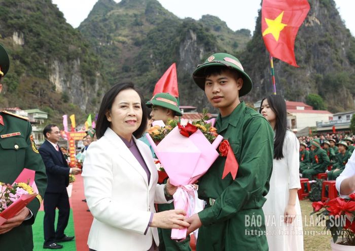 Đồng chí Đoàn Thị Hậu, Phó Bí thư Thường trực Tỉnh ủy, Chủ tịch HĐND tỉnh tặng hoa, động viên các tân binh lên đường nhập ngũ