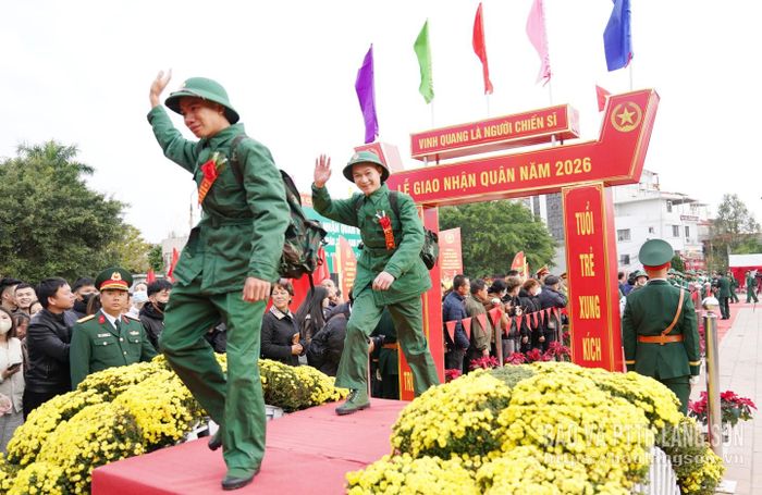 Các tân binh thể hiện sự quyết tâm lên đường nhập ngũ, làm nhiệm vụ