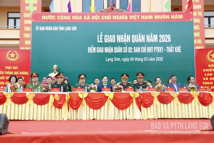 Các đại biểu dự lễ giao nhận quân năm 2026 tại điểm số 2