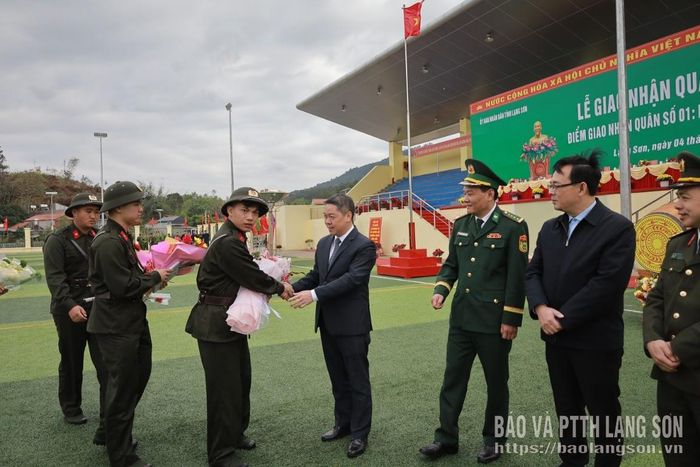 Các đại biểu bắt tay, động viên tân binh khi lên đường nhập ngũ