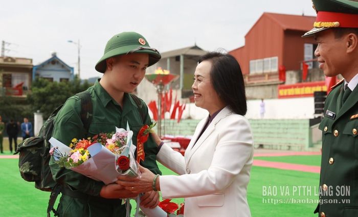 Đồng chí Đoàn Thị Hậu, Phó Bí thư Thường trực Tỉnh ủy, Chủ tịch HĐND tỉnh tặng hoa, động viên các tân binh lên đường nhập ngũ