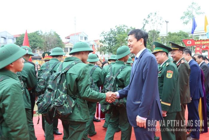 Đồng chí Phó Bí thư Tỉnh ủy động viên tân binh lên đường nhập ngũ