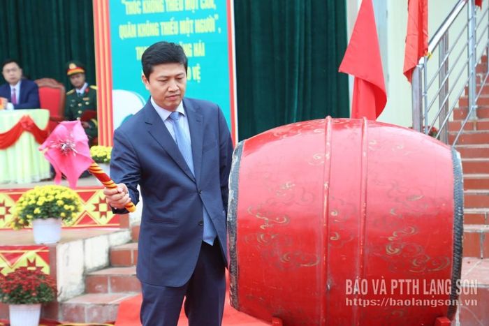 Đồng chí Phó Bí thư Tỉnh ủy đánh trống giao nhận quân