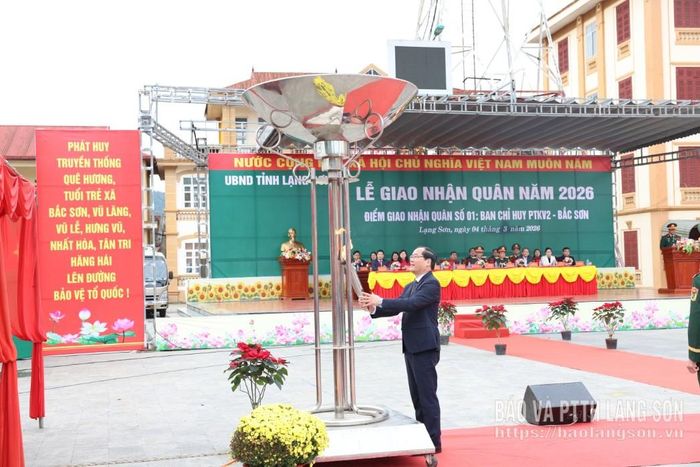 Đồng chí Dương Xuân Huyên, Ủy viên Ban Thường vụ Tỉnh ủy, Phó Chủ tịch Thường trực HĐND tỉnh thắp lửa truyền thống tại buổi lễ