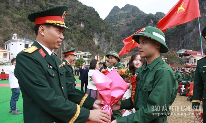 Lãnh đạo Bộ Chỉ huy Quân sự tỉnh tặng hoa, động viên các tân binh lên đường nhập ngũ
