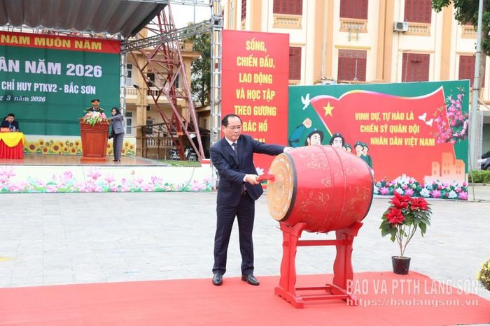 Đồng chí Dương Xuân Huyên, Ủy viên Ban Thường vụ Tỉnh ủy, Phó Chủ tịch Thường trực HĐND tỉnh đánh trống tại buổi lễ