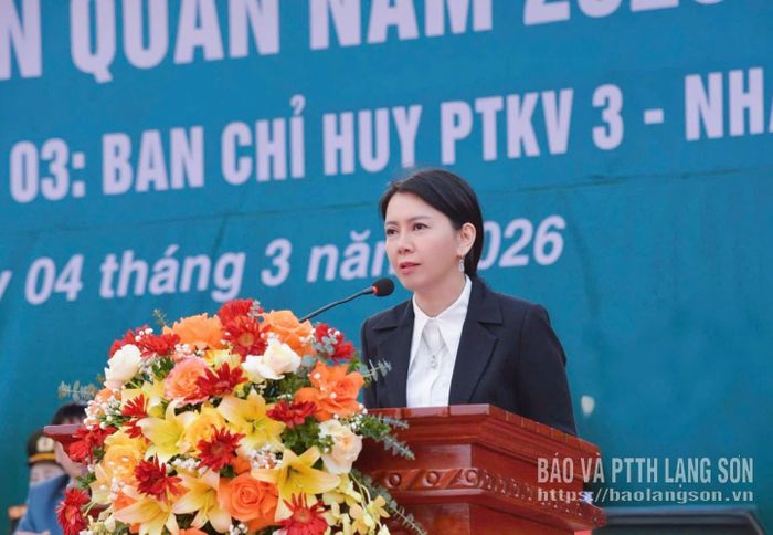 Đồng chí Đoàn Thu Hà, Phó Bí thư Tỉnh ủy, Chủ tịch Ủy ban MTTQ Việt Nam tỉnh phát biểu tại buổi lễ giao nhận quân