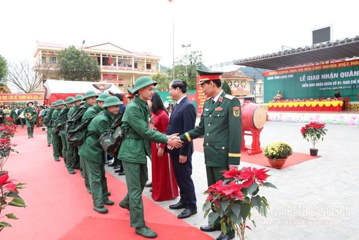 Các đồng chí lãnh đạo động viên tân binh lên đường nhập ngũ