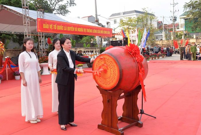 Đồng chí Đoàn Thu Hà, Phó Bí thư Tỉnh ủy, Chủ tịch Ủy ban MTTQ Việt Nam tỉnh đánh trống tại lễ giao quân