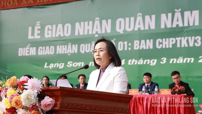 Đồng chí Đoàn Thị Hậu, Phó Bí thư Thường trực Tỉnh ủy, Chủ tịch HĐND tỉnh phát biểu tại lễ giao nhận quân