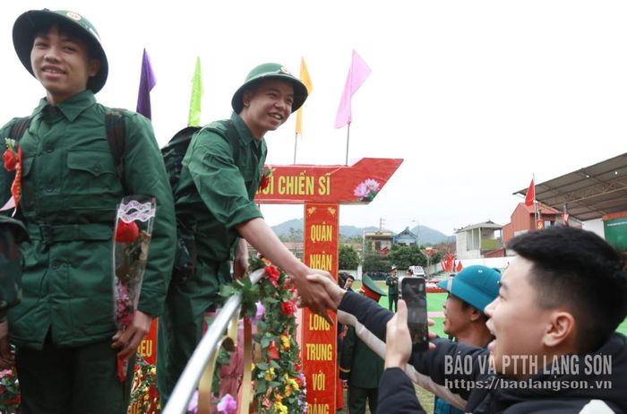 Các tân binh trong khí thế vui tươi, hăng hái lên đường nhập ngũ