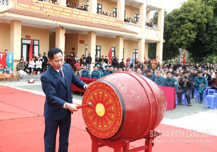 Đồng chí Nguyễn Văn Trường, Tỉnh ủy viên, Phó Chủ tịch Hội đồng nhân dân tỉnh đánh trống mở hội giao quân