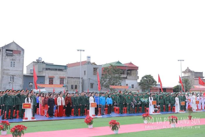 Các tân binh thực hiện nghi thức chào cờ tại buổi lễ