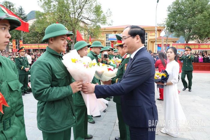Đồng chí Dương Xuân Huyên, Ủy viên Ban Thường vụ Tỉnh ủy, Phó Chủ tịch Thường trực HĐND tỉnh tặng hoa chúc mừng tân binh lên đường nhập ngũ