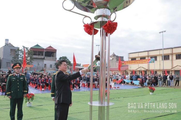 Đồng chí Đinh Hữu Học, Ủy viên Ban Thường vụ Tỉnh ủy, Phó Chủ tịch Thường trực UBND tỉnh thắp lửa truyền thống tại buổi lễ