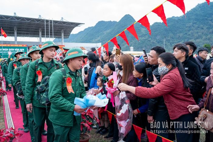 Người thân tặng hoa chia tay các tân binh