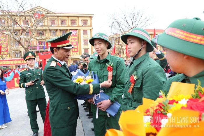 Đồng chí Thiếu tướng Lê Văn Thơ, Chủ nhiệm Chính trị Quân khu 1 động viên tân binh lên đường nhập ngũ