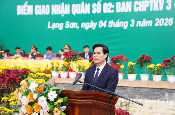 Đồng chí Hoàng Quốc Khánh, Ủy viên Trung ương Đảng, Bí thư Tỉnh ủy phát biểu tại lễ giao nhận quân