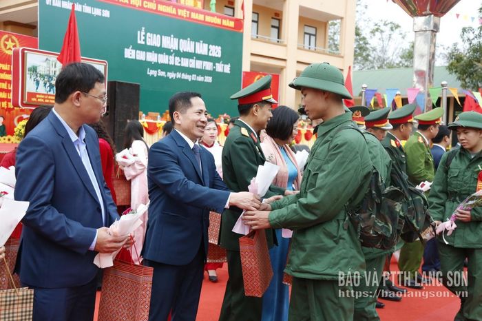 Đồng chí Phó Chủ tịch Hội đồng nhân dân tỉnh và các đại biểu tặng hoa động viên tân binh