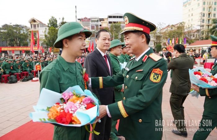 Thiếu tướng Nguyễn Văn Lịch, Phó Tư lệnh Quân Khu I động viên các tân binh lên đường nhập ngũ