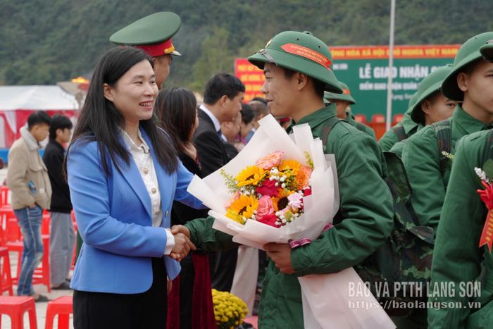 Đồng chí Phó Chủ tịch UBND tỉnh động viên tân binh lên đường nhập ngũ