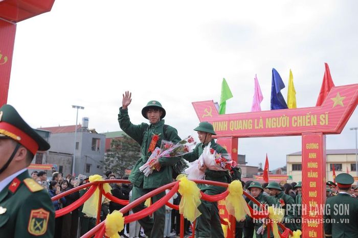 Các tân binh vui mừng, phấn khởi lên đường nhập ngũ