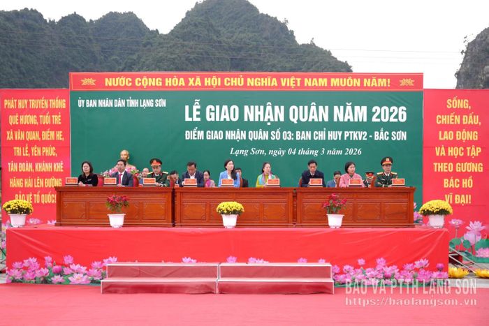 Các đại biểu tham dự lễ giao nhận quân