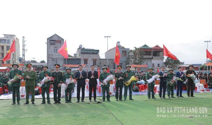Các đại biểu tặng hoa các tân binh