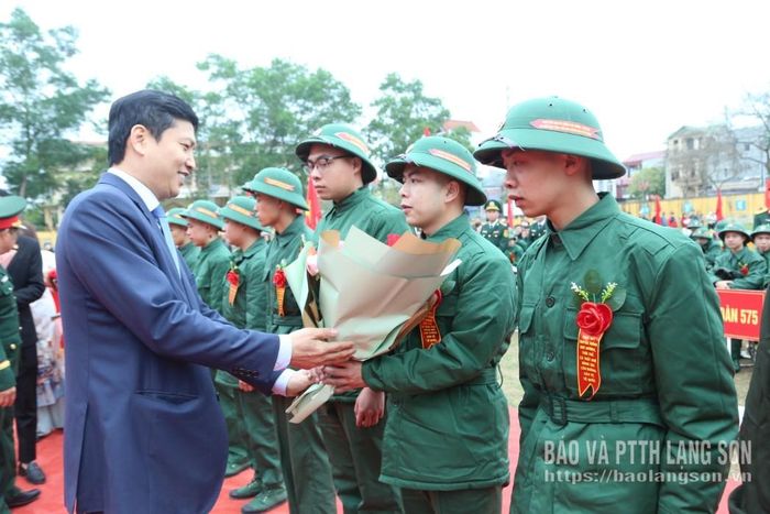 Đồng chí Phó Bí thư Tỉnh ủy tặng hoa động viên tân binh lên đường nhập ngũ