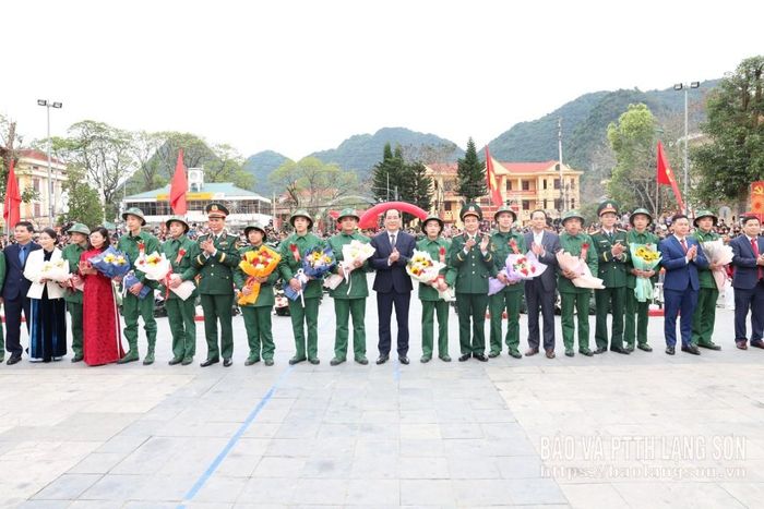 Các đồng chí lãnh đạo tặng hoa các tân binh