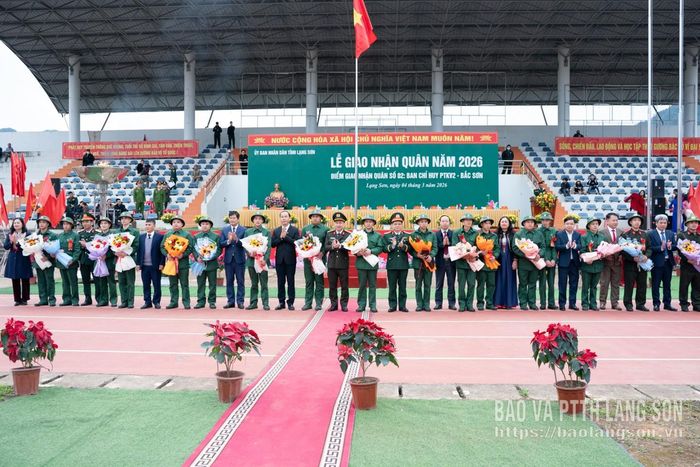 Các đại biểu tặng hoa chúc mừng tân binh nhập ngũ