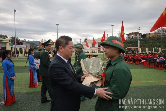 Đồng chí Phó Chủ tịch UBND tỉnh tặng hoa, động viên tân binh trước khi lên đường nhập ngũ
