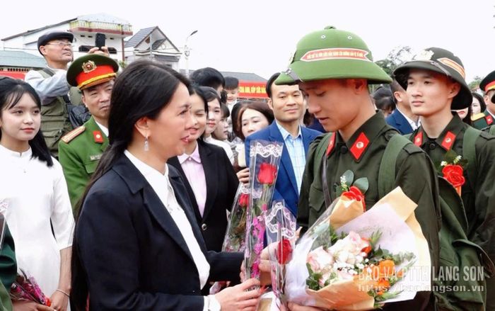 Đồng chí Đoàn Thu Hà, Phó Bí thư Tỉnh ủy, Chủ tịch Ủy ban MTTQ Việt Nam tỉnh tặng hoa, động viên tân binh lên đường nhập ngũ