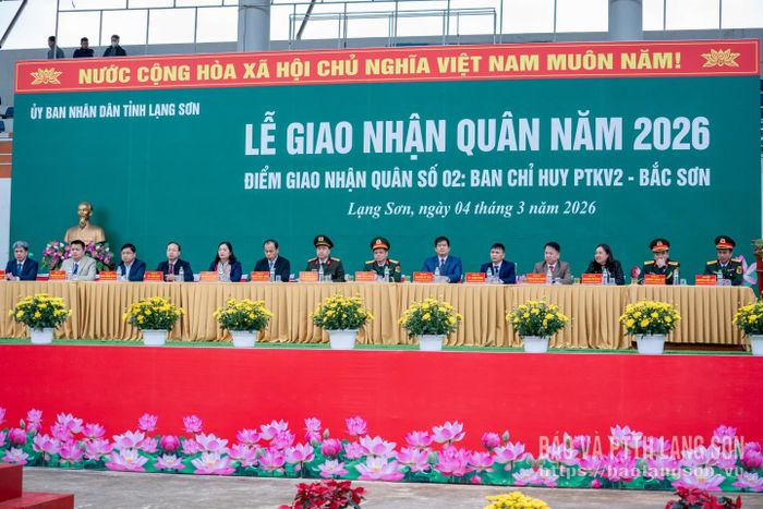 Các đại biểu dự lễ giao nhận quân