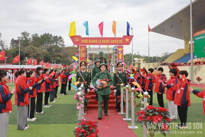 Các tân binh phấn khởi lên đường nhập ngũ