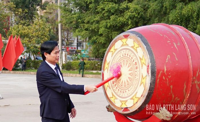 Đồng chí Hoàng Quốc Khánh, Ủy viên Trung ương Đảng, Bí thư Tỉnh ủy đánh trống tại lễ giao nhận quân để cổ vũ tinh thần các tân binh