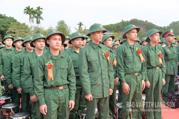 Các tân binh tại điểm giao nhận quân số 3
