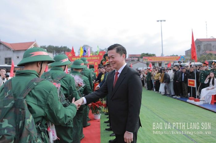 Đồng chí Phó Chủ tịch Thường trực UBND tỉnh động viên tân binh lên đường nhập ngũ