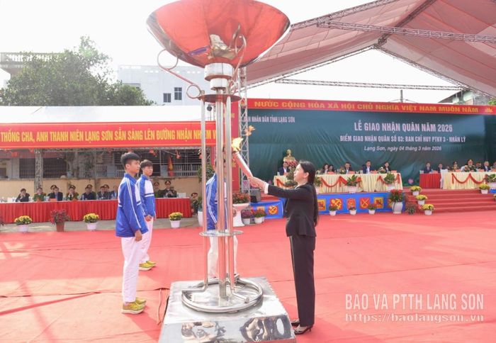 Đồng chí Đoàn Thu Hà, Phó Bí thư Tỉnh ủy, Chủ tịch Ủy ban MTTQ Việt Nam tỉnh thắp sáng đài lửa truyền thống tại lễ giao nhận quân