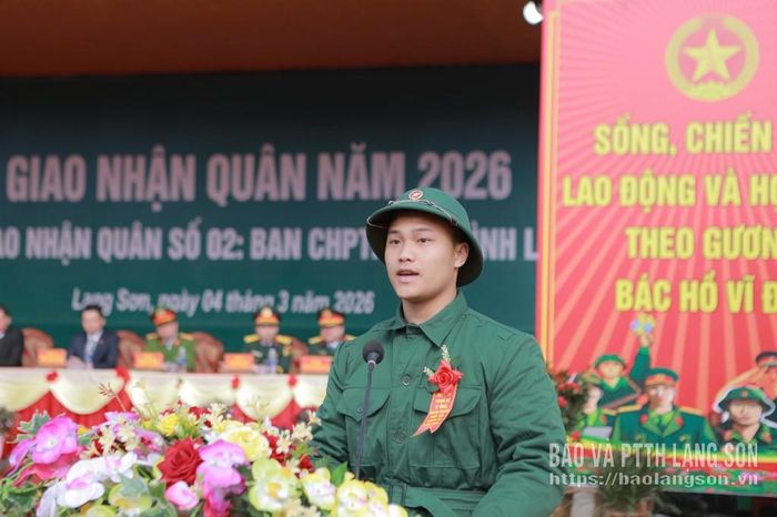 Đại diện các tân binh lên đường nhập ngũ phát biểu tại buổi lễ