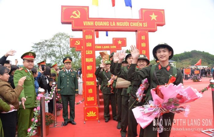 Các tân binh phấn khởi lên đường nhập ngũ