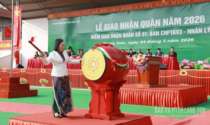 Đồng chí Đoàn Thị Hậu, Phó Bí thư Thường trực Tỉnh ủy, Chủ tịch HĐND tỉnh đánh trống mở hội giao quân