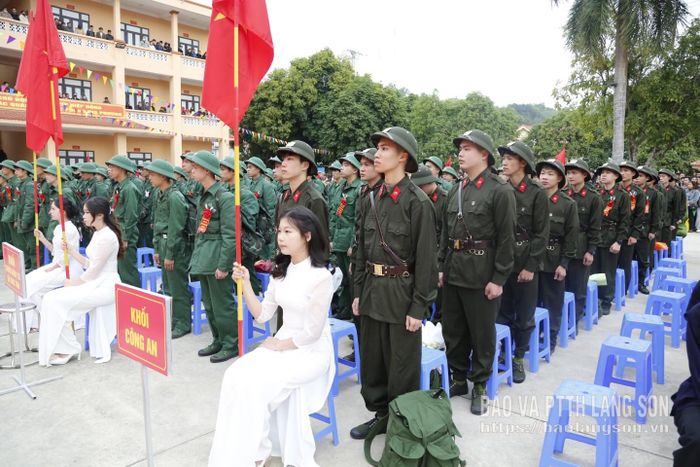 Các tân binh tại điểm giao nhận quân số 2